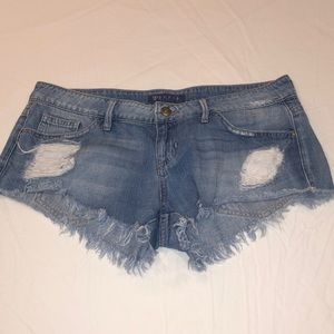 GUESS frayed denim shorts. Size 27